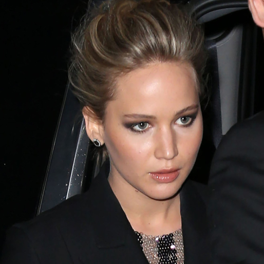 Efter att Chris Martin och Gwyneth Paltrow skilde sig förra året så började han dejta Jennifer Lawrence. Men den 1 juli stod det klart att Chris och Jennifer gjort slut efter att ha dejtat i ett år. Anledningen till att det inte funkade var deras bägge stressiga scheman. Efter att Chris Martin och Gwyneth Paltrow skilde sig förra året så började han dejta Jennifer Lawrence. Men den 1 juli stod det klart att Chris och Jennifer gjort slut efter att ha dejtat i ett år. Anledningen till att det inte funkade var deras bägge stressiga scheman.
