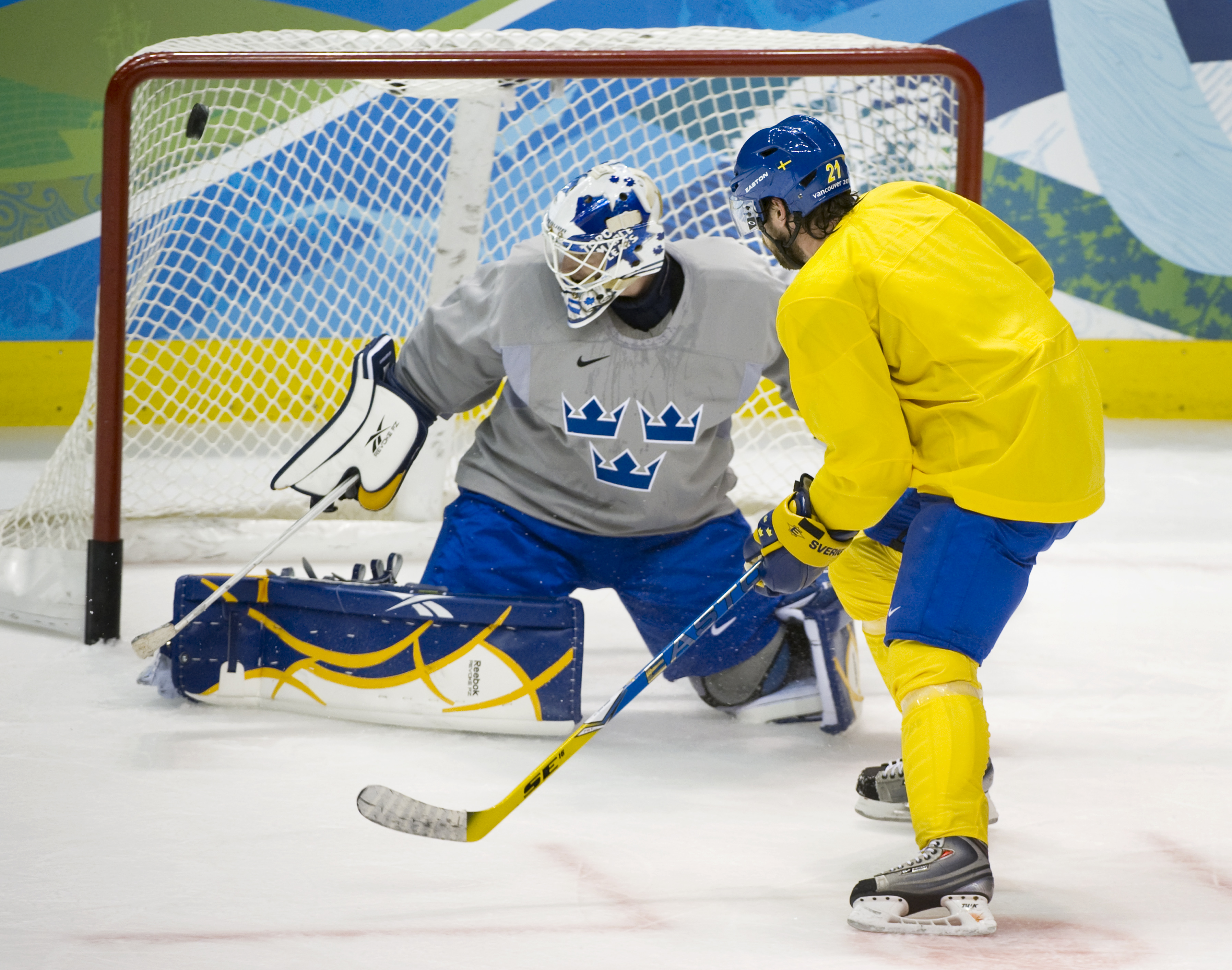 I natt höll Bengt-Åke Gustafsson i Tre Kronors första träning på Canada Hockey Place i Vancouver. Det märktes tydligt att allvaret nu börjat för de regerande mästarna. Som vanligt numera var Peter "Foppa" Forsberg mest populär bland de svenska och utländs