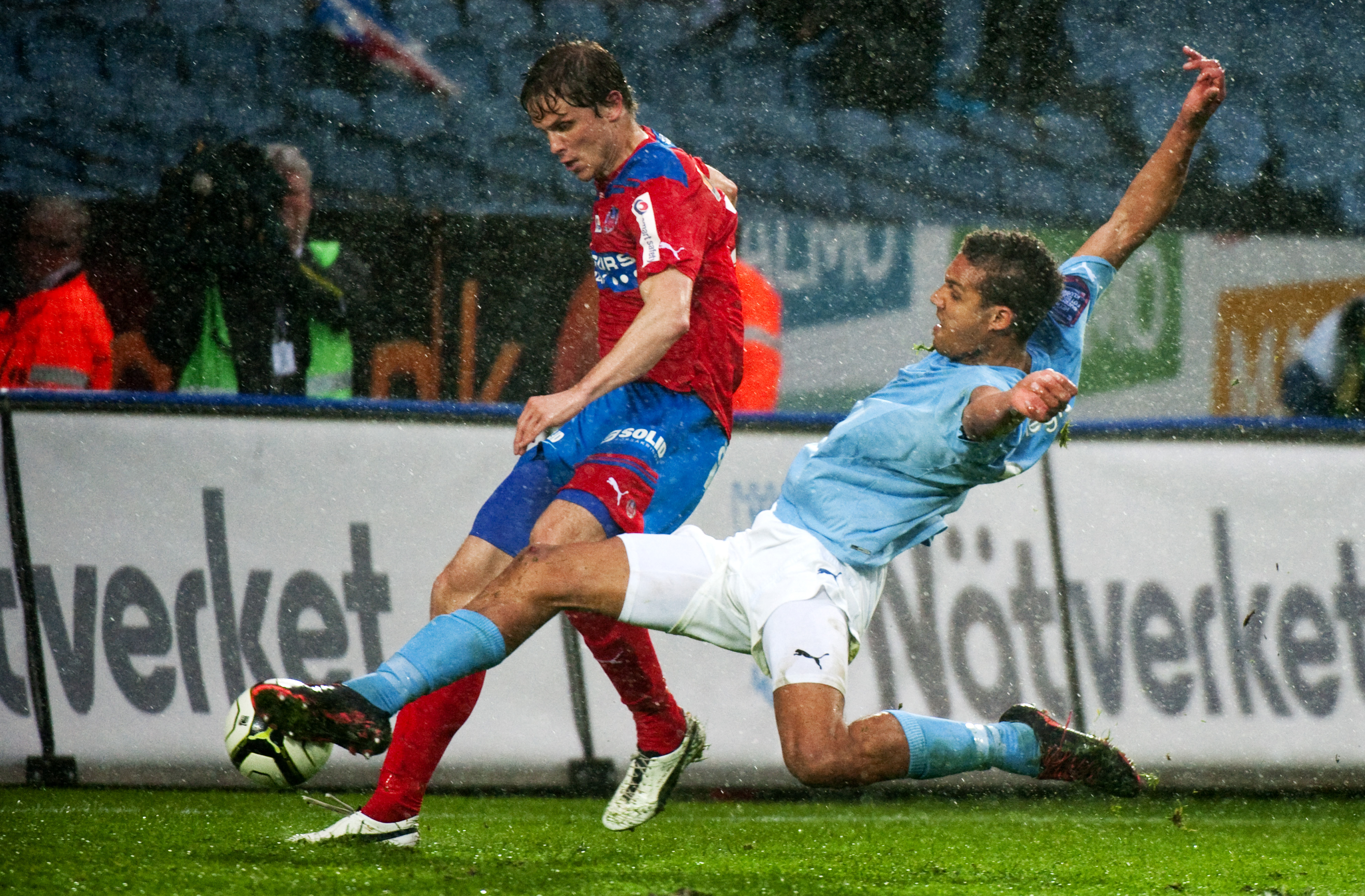 Ranégie blev utsedd till Malmös bäste spelare i matchen. Här pressar han tillbaka en Hif-försvarare.