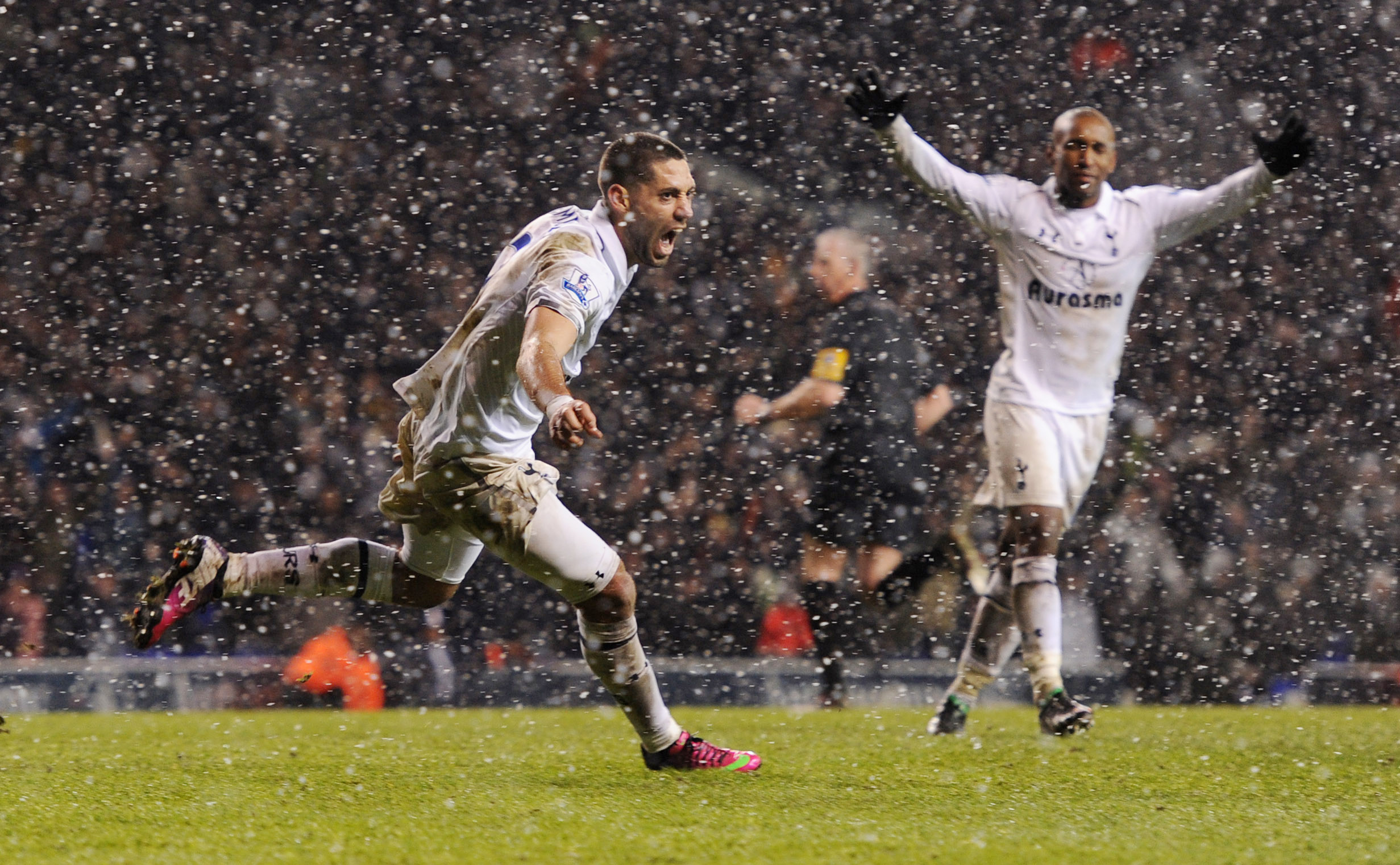 Clint Dempsey kvitterar mot Manchester United på övertid i snöyran.