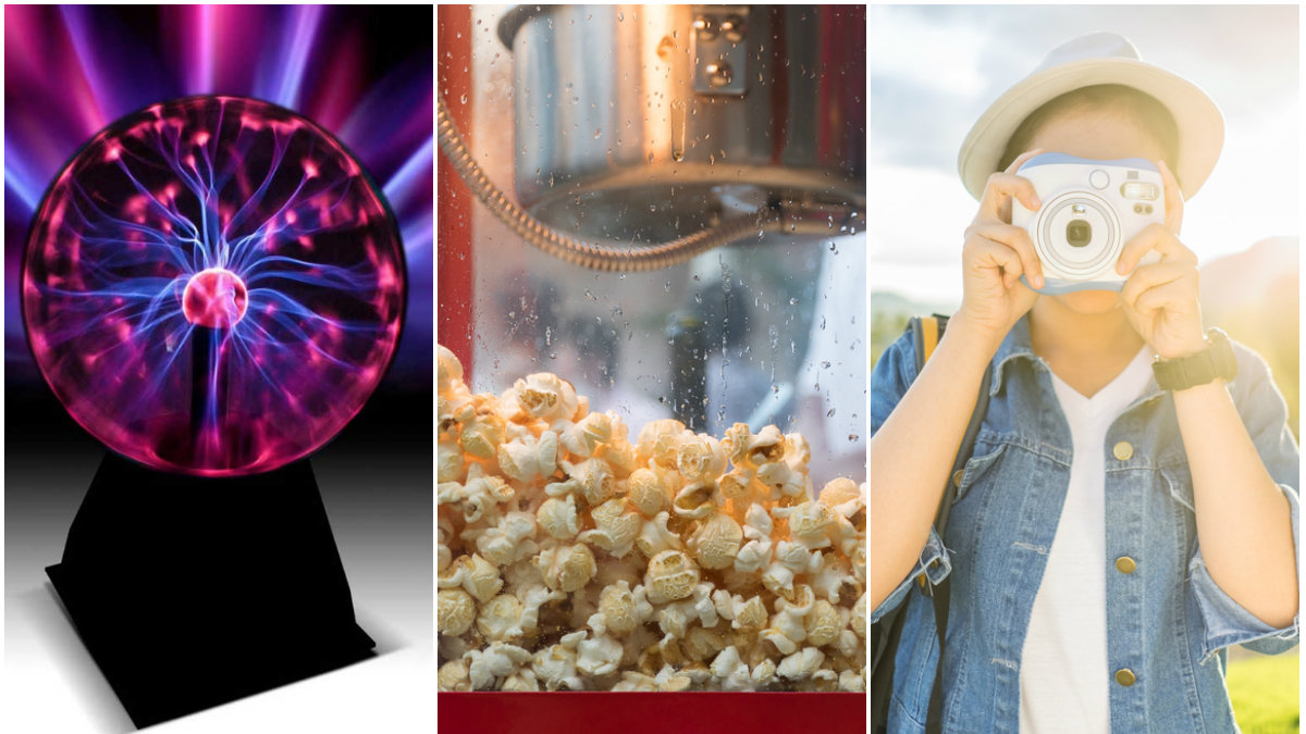 Lampa med laserljus, popcorn i en maskin och en person som fotograferar med en polaroidkamera