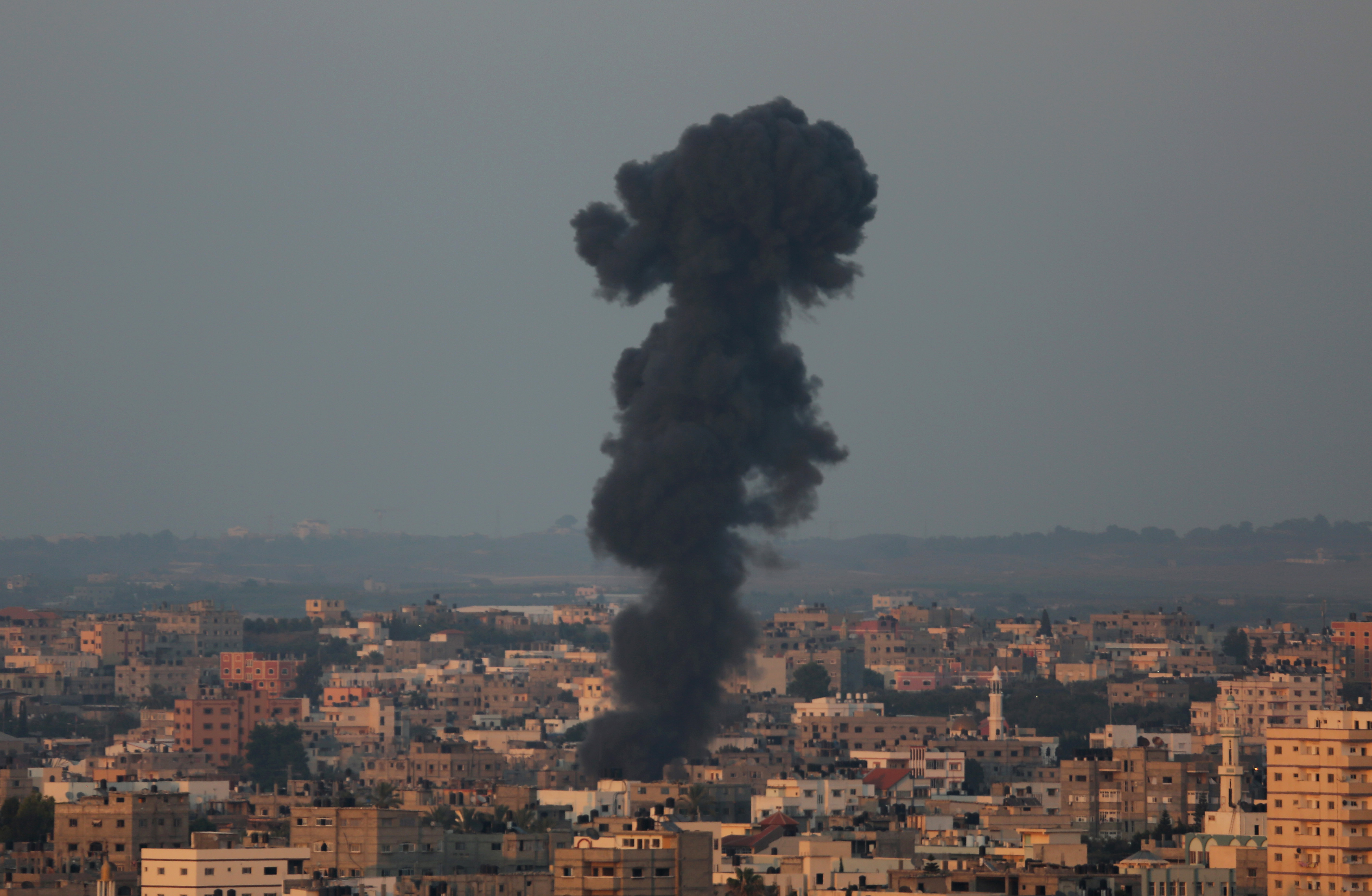Massiv rök efter en israelisk raketattack mot Gaza. 