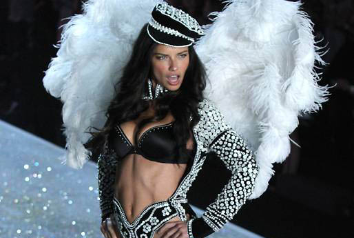 Supermodellen Adriana Lima har två barns-mamma och snyggare än någonsin. Supermodellen Adriana Lima har två barns-mamma och snyggare än någonsin.