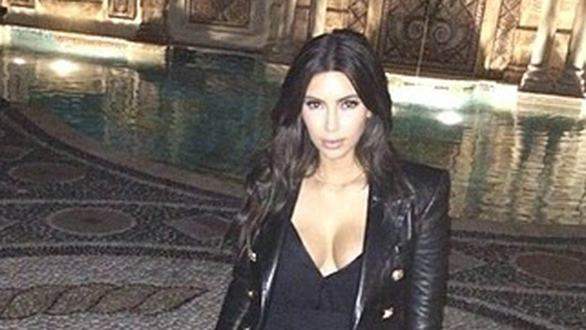 Kim Kardashian i Versace-huset. 
