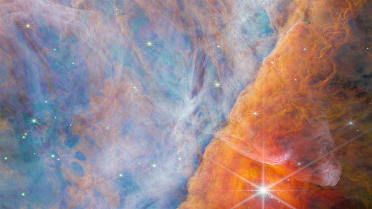 I mitten av Orionnebulosan strålar unga stjärnor i ultraviolett ljus, vilket lyser upp omgivningen på olika sätt. Längs molnbanken ligger ett litet mörkt moln i vilket en ny stjärna och möjligen flera planeter håller på att bli till. I kanten av det lilla molnet lyser det från molekyler av CH3+, vilket visas i gult i den här bilden. Bilden är tagen i infrarött ljus av rymdteleskopet James Webb med kameran NIRCam.