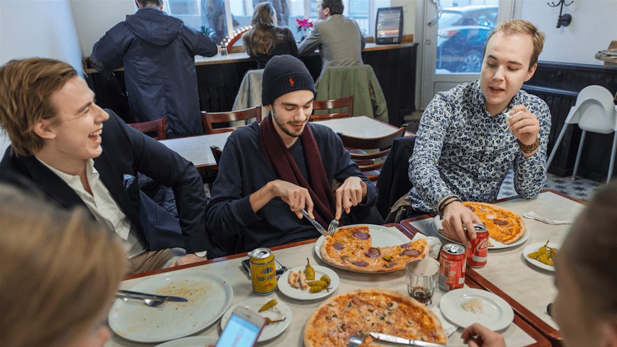 Här ser vi pizzakunder på S:t Pauls Pizzeria på Sankt Paulsgatan i Stockholm.