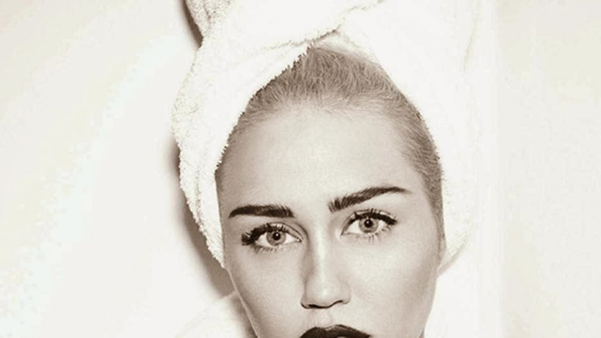 Miley Cyrus kastade kläderna i flera olika magasin under året – här poserar hon i tyska Vogue. 