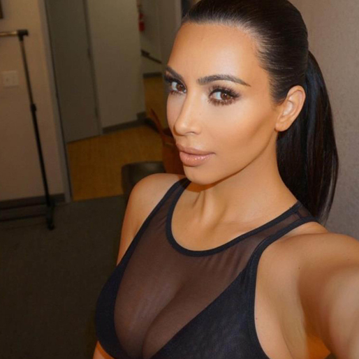 Kim Kardashian visar sin nya hårfärg. Kim Kardashian visar sin nya hårfärg.
