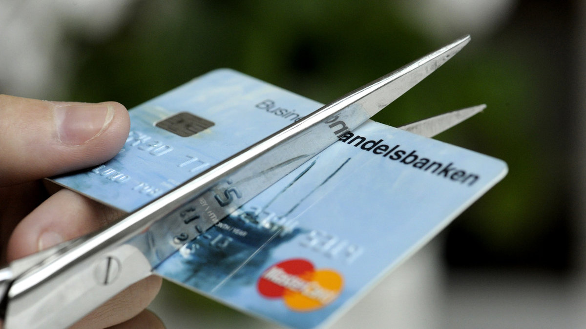 Har du kreditkort kan det vara bra att klippa dessa och i stället bara använda debetkort, där transaktionen dras av direkt från bankkontot.