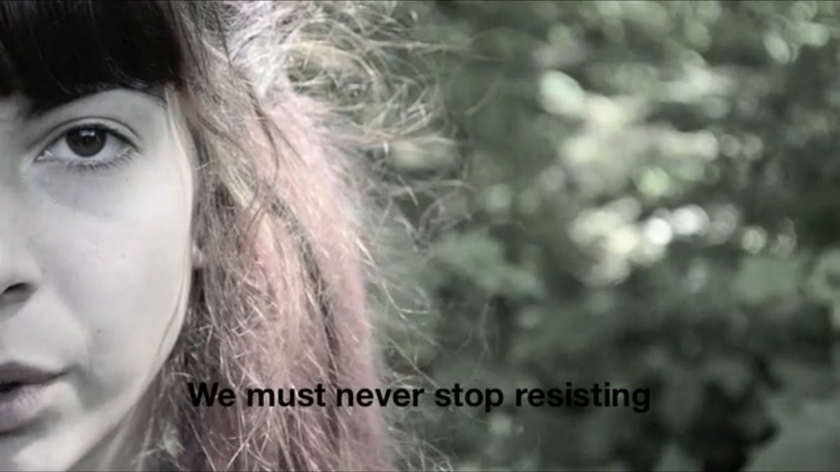 "We must never stop resisting" är ett av budskapen i Unga Feministers film.