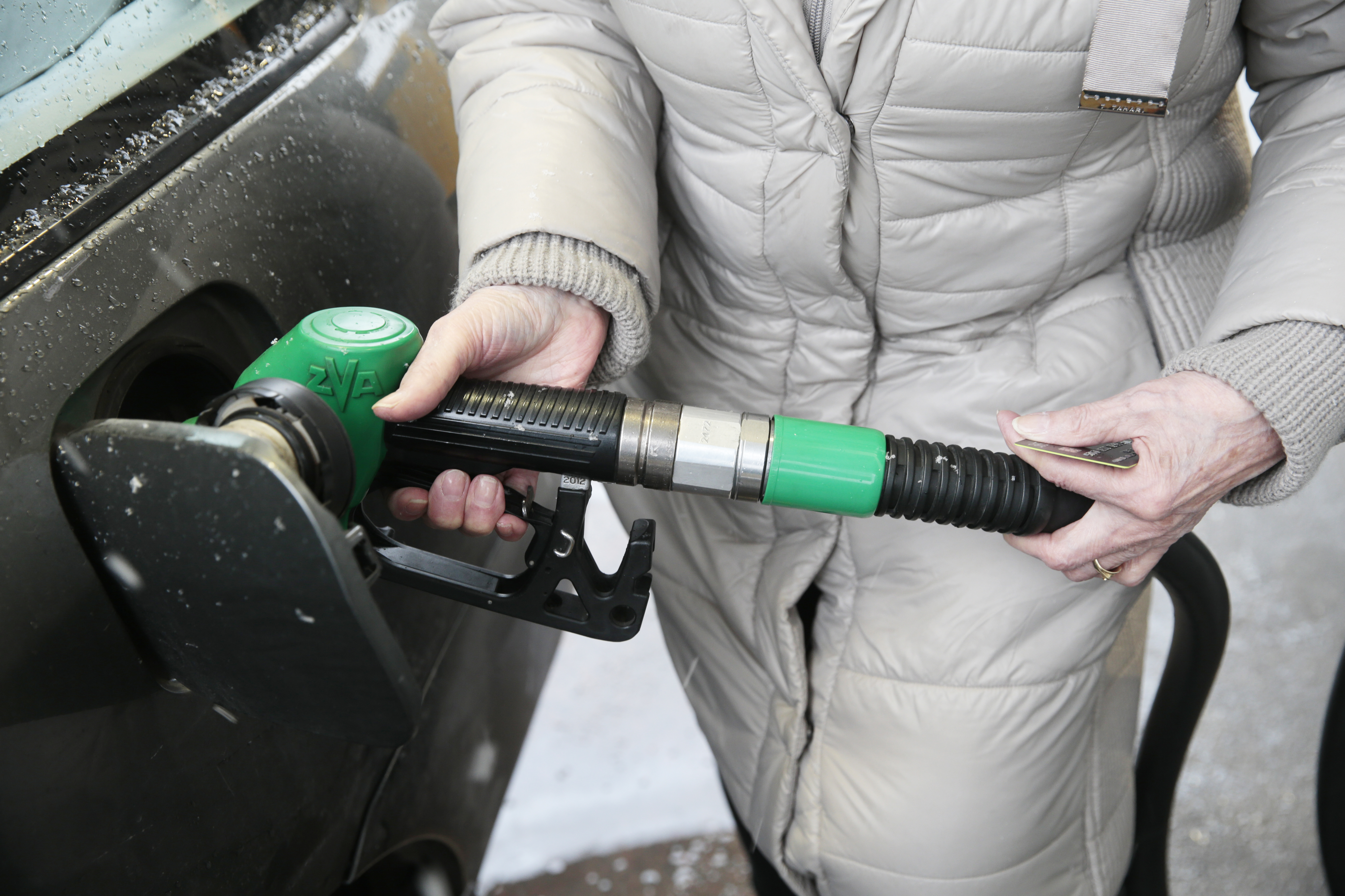 Det innebär att det nya riktpriset för en liter 95-oktanig bensin 13,39 kronor på bemannade bensinstationer.