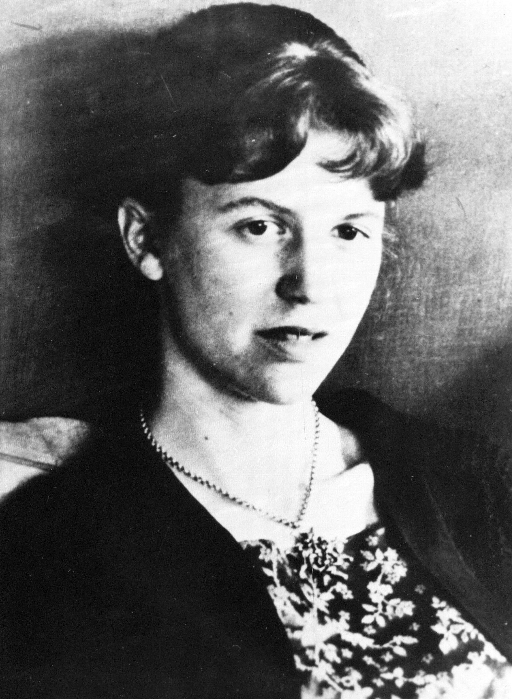 Sylvia Plath, avliden amerikansk poet och författare: "Tydligen är det svåraste för en Cambridgeman att inte bara se en kvinna som känslosam eller som tänkande. Utan som en komplex kombination av båda." Sylvia Plath, avliden amerikansk poet och författare: "Tydligen är det svåraste för en Cambridgeman att inte bara se en kvinna som känslosam eller som tänkande. Utan som en komplex kombination av båda."