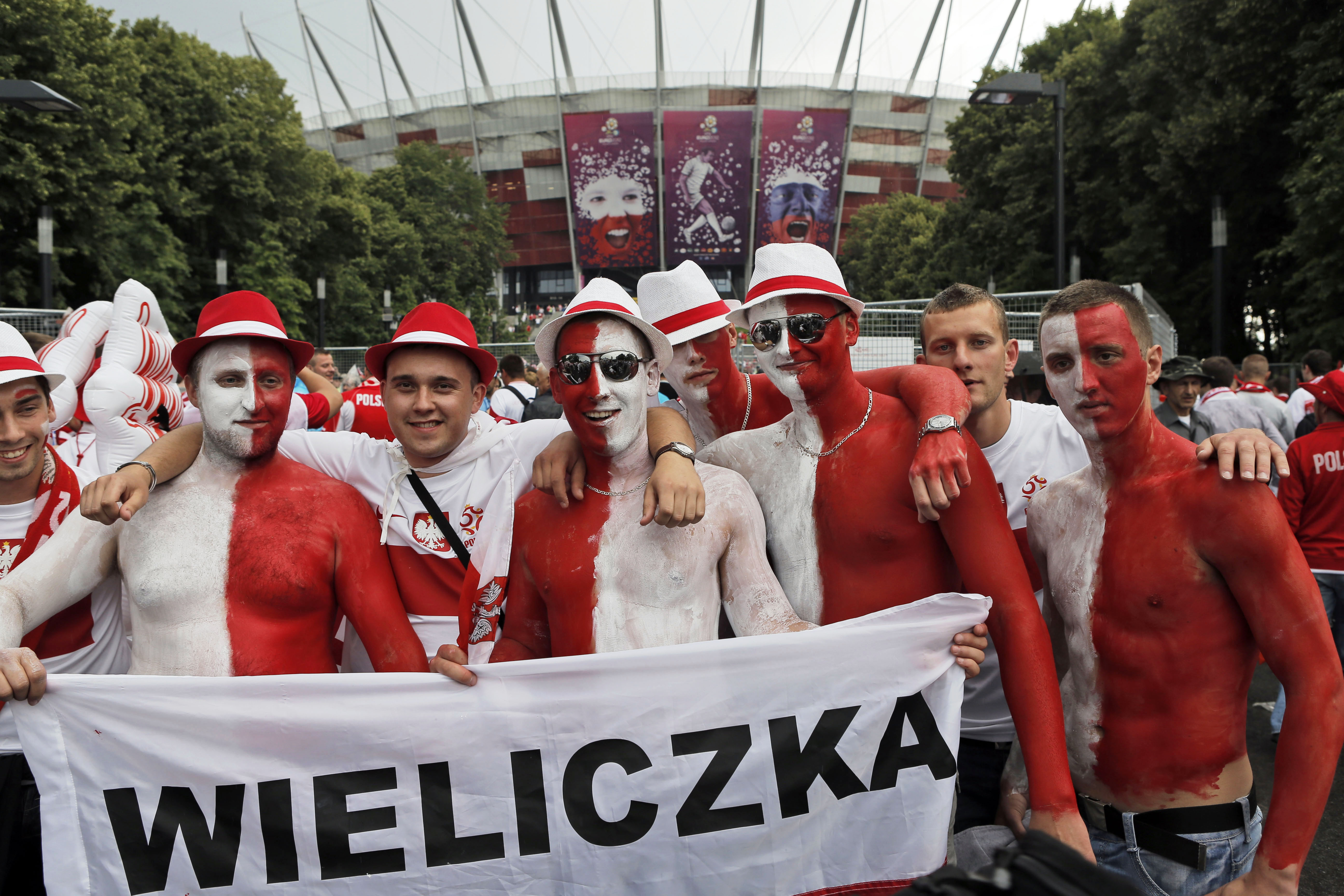 De polska fansen EM-laddar utanför Naradowy-stadion