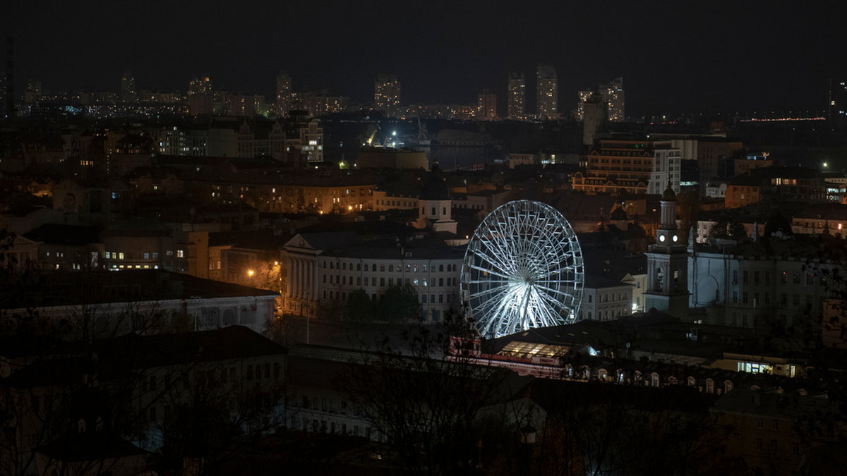 Kiev i mörker under ett strömavbrott i fredags kväll.