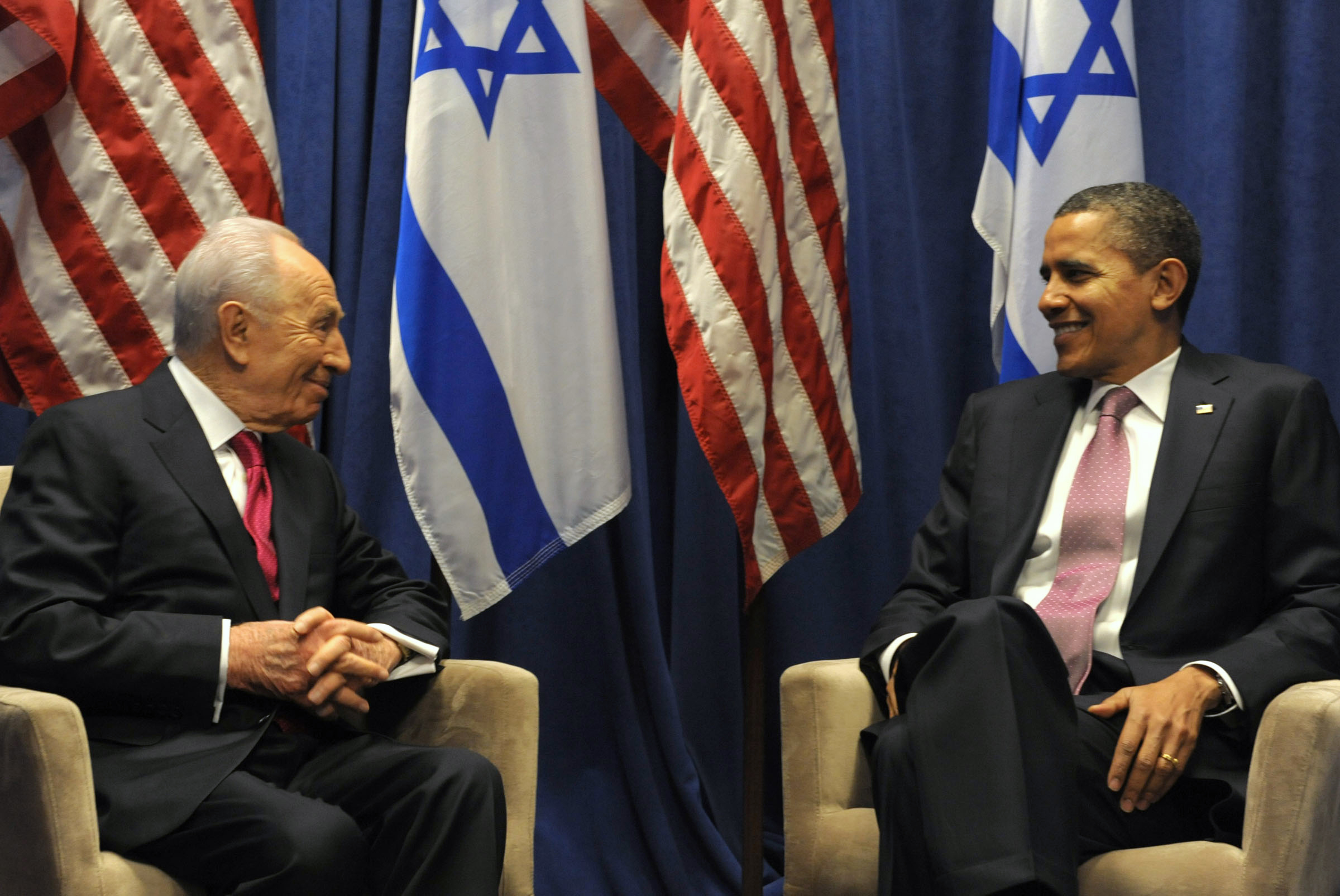 USA:s president Barack Obama i samtal med Israels motsvarighet Shimon Peres. På måndagen träffar Obama premiärministern Benjamin Netanyahu.