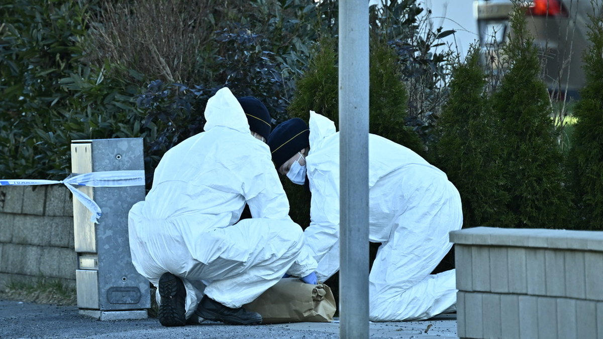 Polis och kriminaltekniker på plats i Höör för att undersöka ett farligt föremål.