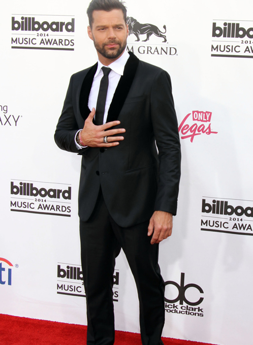 Ricky Martin kom i klassisk svart kostym.