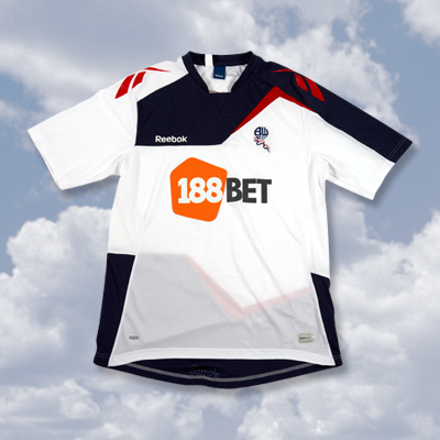16. Bolton. Designen går hand i hand, ja den verkar till och med vara framtagen i symbios med den avskräckande loggan på bröstet. Färgklickar utan någon som helst symmetri. 16. Bolton. Designen går hand i hand, ja den verkar till och med vara framtagen i symbios med den avskräckande loggan på bröstet. Färgklickar utan någon som helst symmetri.