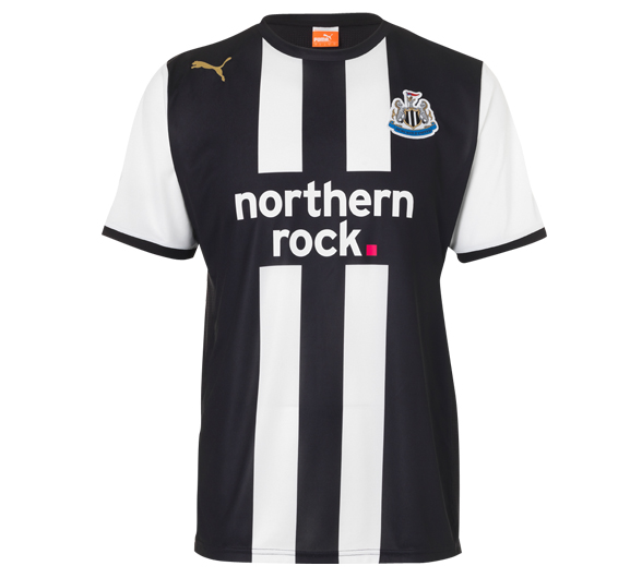 2. Newcastle. Skatorna har ju det enkelt för sig. Svart och vitt slår sällan fel, men kombinationen har en tendens att bara vara snygg - och sedan stanna där. Newcastle tar det steget längre: ränderna sitter som en smäck och bildar en flagga längs mitten 2. Newcastle. Skatorna har ju det enkelt för sig. Svart och vitt slår sällan fel, men kombinationen har en tendens att bara vara snygg - och sedan stanna där. Newcastle tar det steget längre: ränderna sitter som en smäck och bildar en flagga längs mitten