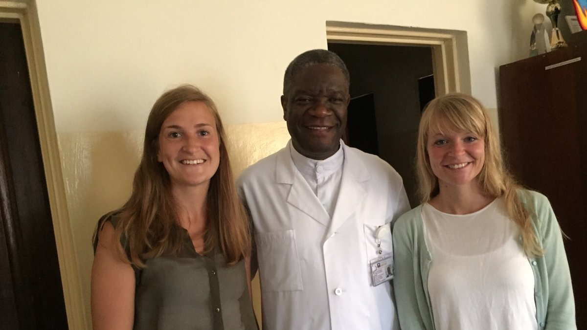 Victoria Edström till höger om Mukwege, till vänster hennes syster Carolina.