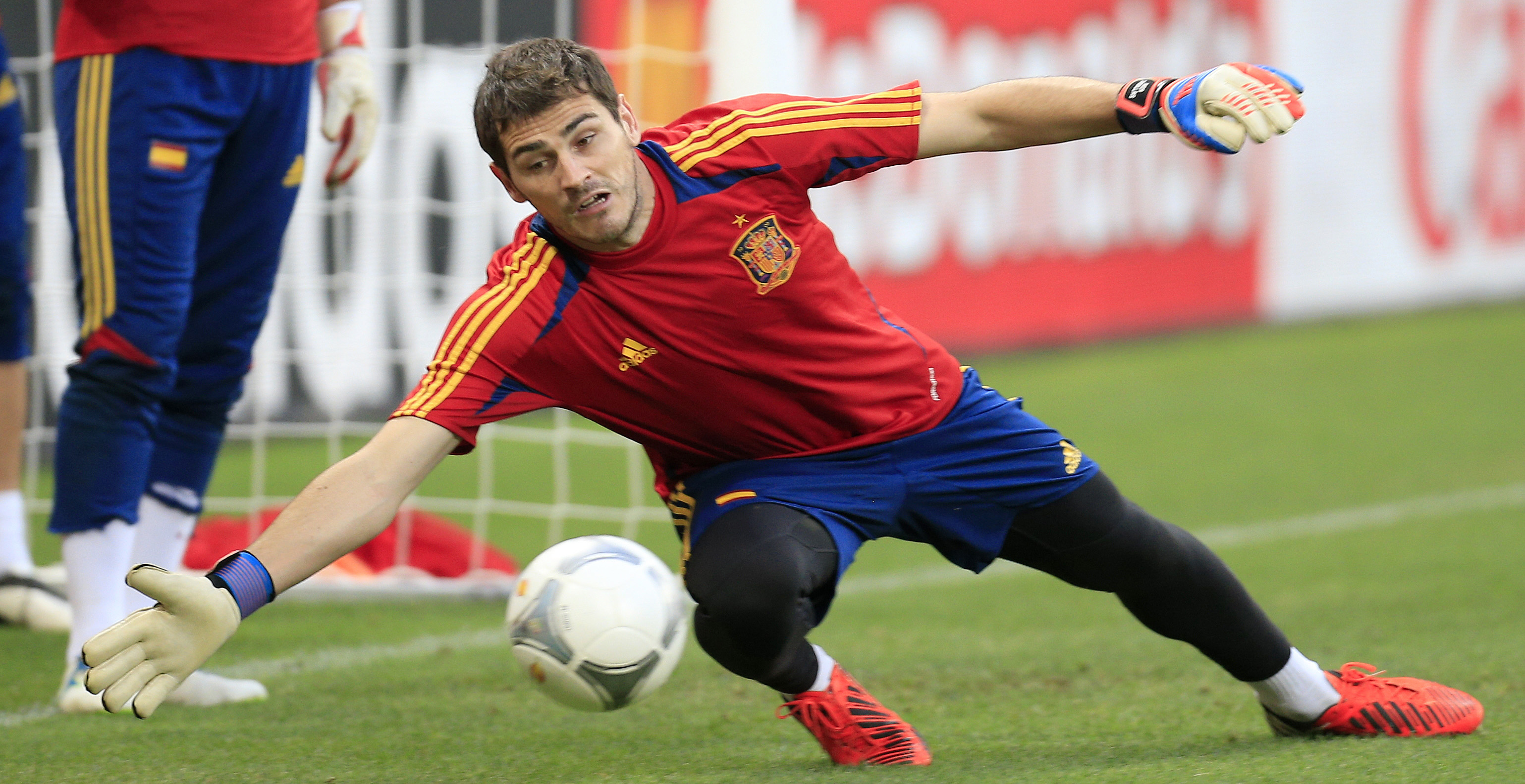 Iker Casillas tycker att Spanien har en bättre offensiv än Frankrike.