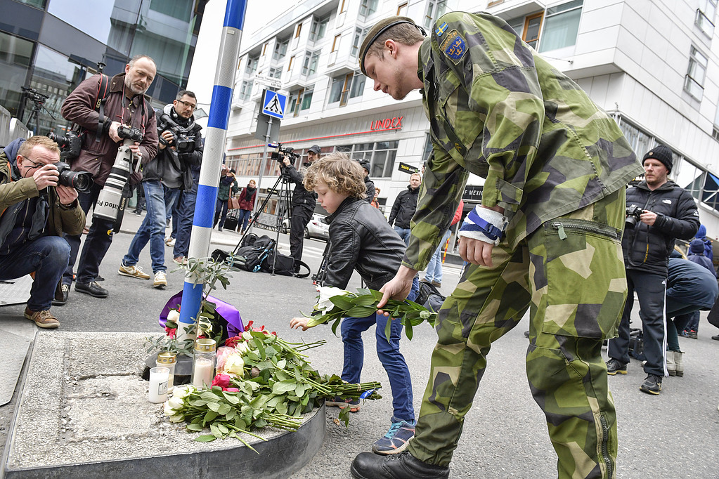 Militär med blommor Barn lämnar blommor