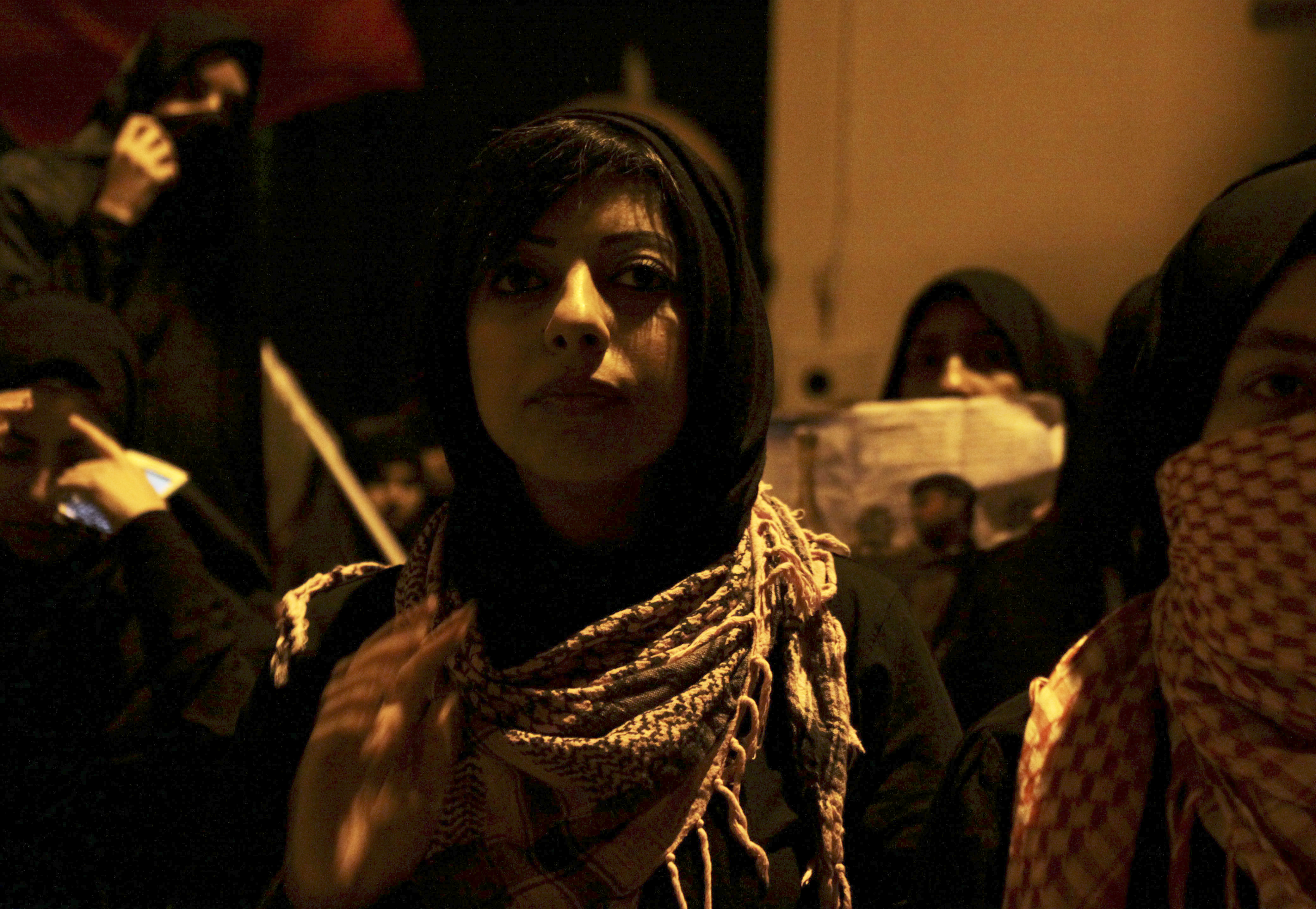 Hans andra dotter, Zainab al-Khawaja, är mer känd som "Angry Arabiya" på twitter. Här protesterar hon mot fängslandet av hennes far.