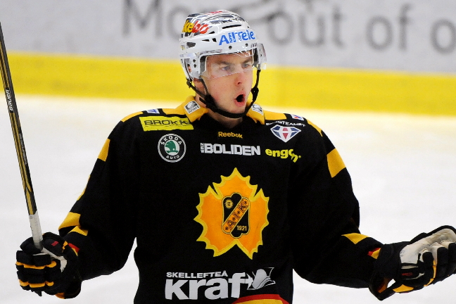 Skellefteå fortsätter att hänga på i toppen. Efter 6-1-vinsten mot AIK ligger de delad etta i tabellen med de regerande mästarna HV. Skellefteå fortsätter att hänga på i toppen. Efter 6-1-vinsten mot AIK ligger de delad etta i tabellen med de regerande mästarna HV.