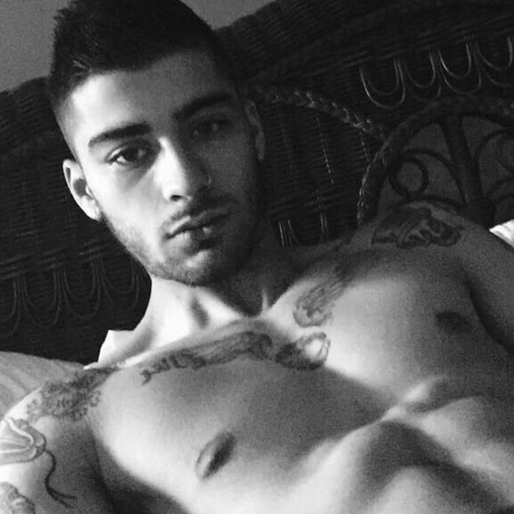 Zayn Malik bjuder på en avklädd selfie. Zayn Malik bjuder på en avklädd selfie.
