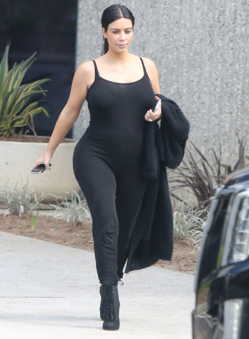 Kim i bekväm gravidoutfit i Beverly Hills. 