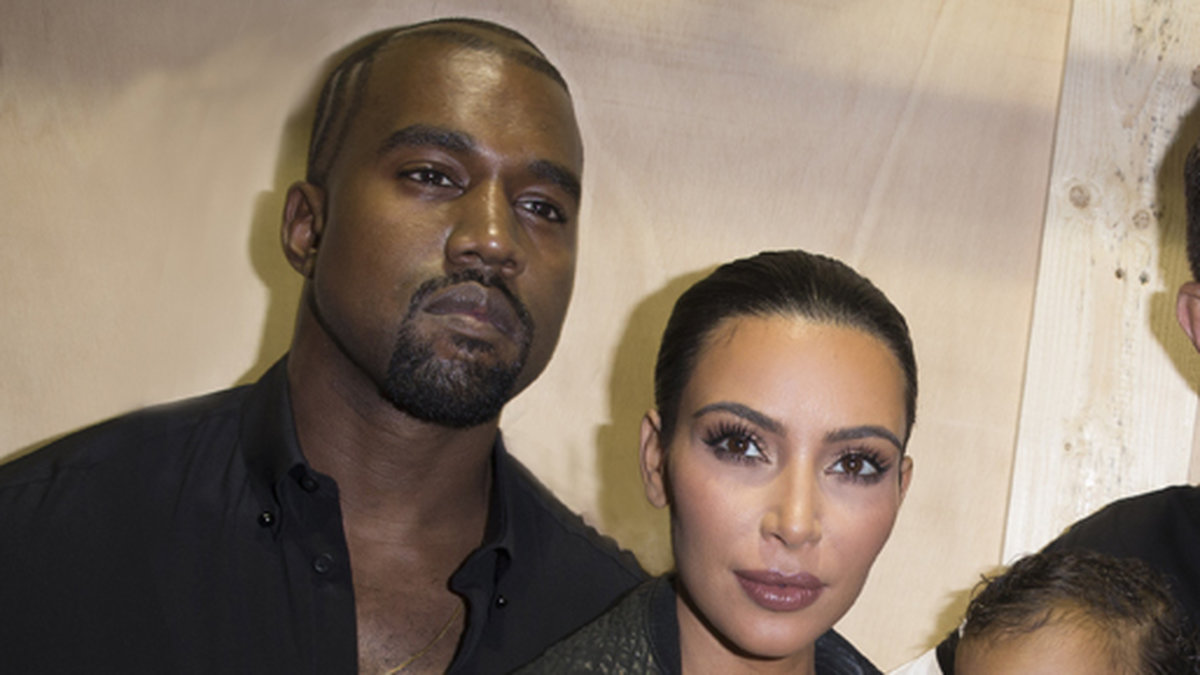Kanye West, Kim Kardashian och North West på Givenchy-visningen i Paris. 