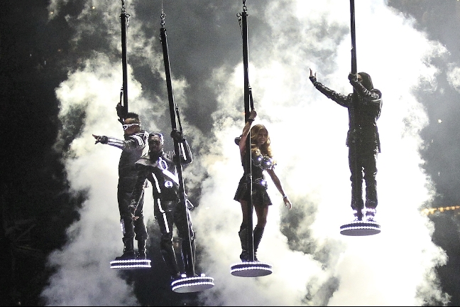 I halvtid var det som det sig bör en gigantiskt show av nästan episka proportioner. Här uppträder Black Eyed Peas. I halvtid var det som det sig bör en gigantiskt show av nästan episka proportioner. Här uppträder Black Eyed Peas.