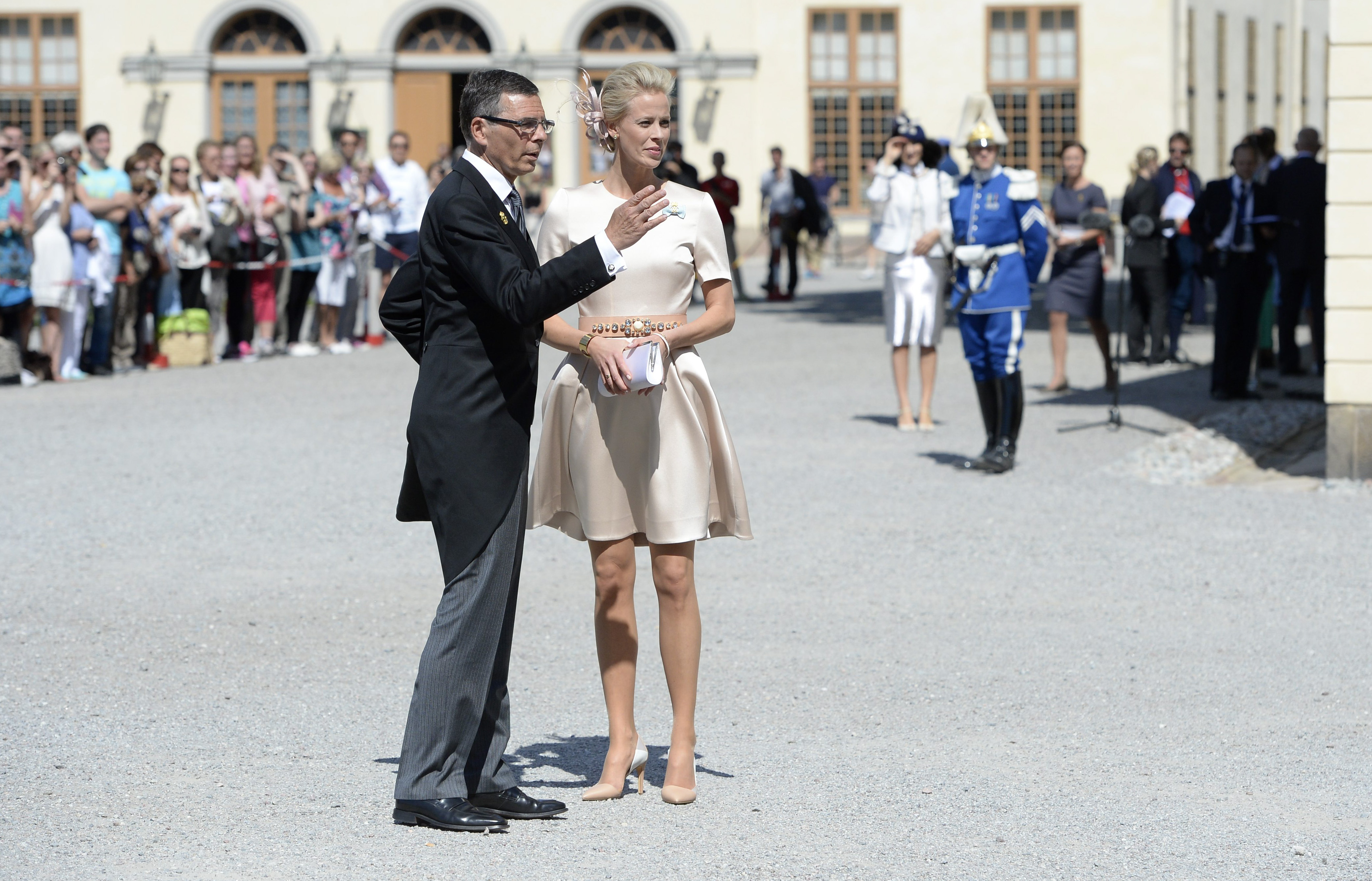 Karolin A Johansson med sällskap anländer till slottskyrkan. Karolin A Johansson med sällskap anländer till slottskyrkan.