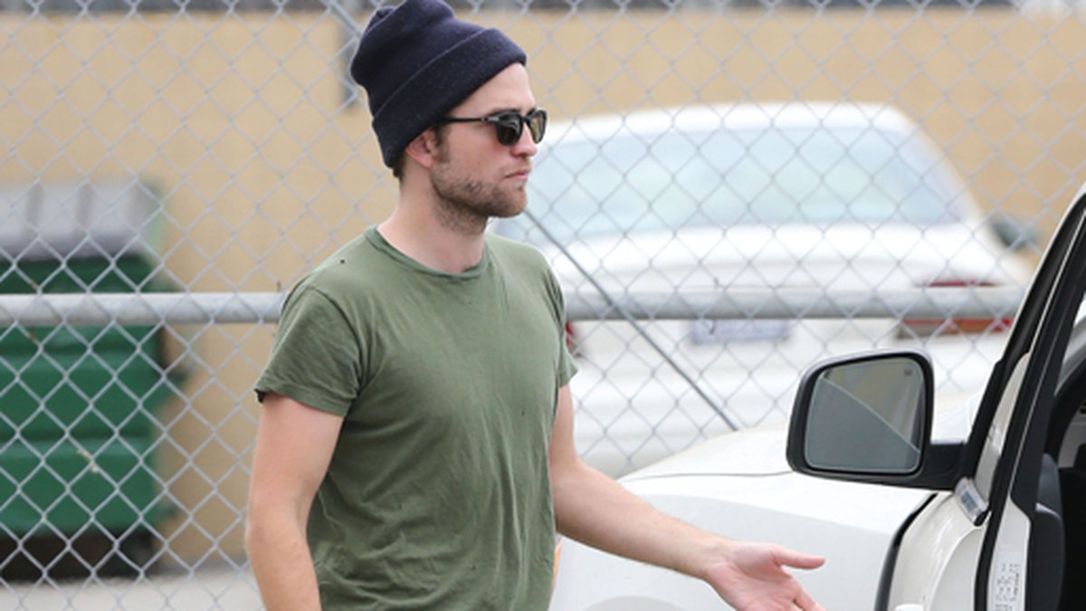 Robert Pattinson anländer till en filmstudio i Los Angeles. 