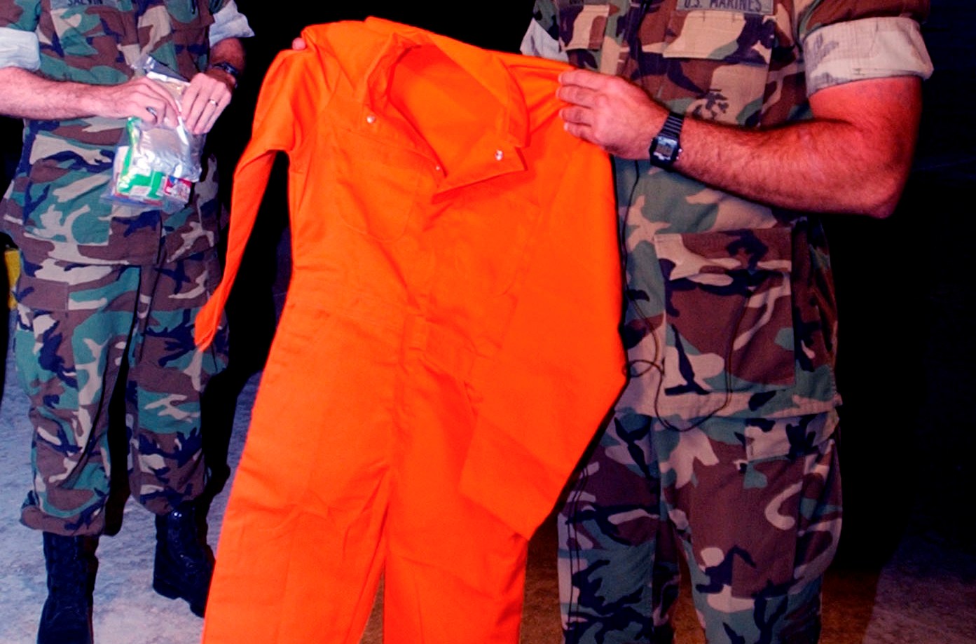 Den 11 januari 2002 visades den orangea overallen upp offentligt, som kom att bli synonymt med Guantanamofängelset. Den 11 januari 2002 visades den orangea overallen upp offentligt, som kom att bli synonymt med Guantanamofängelset.