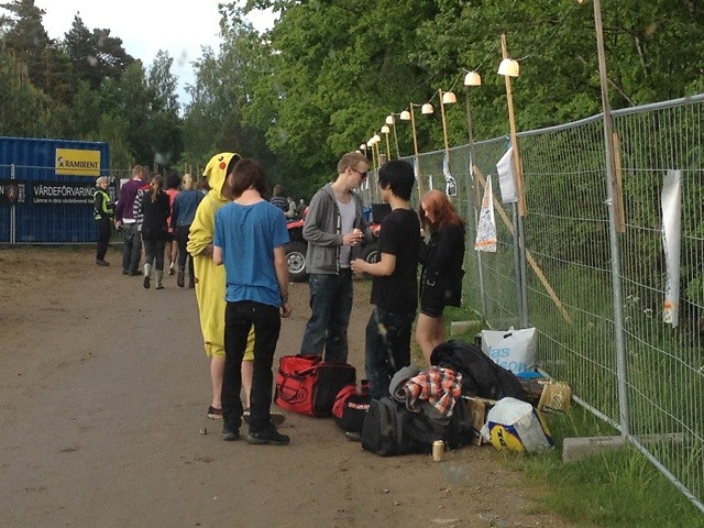 Några festivalare på väg in på campingen. Några festivalare på väg in på campingen.
