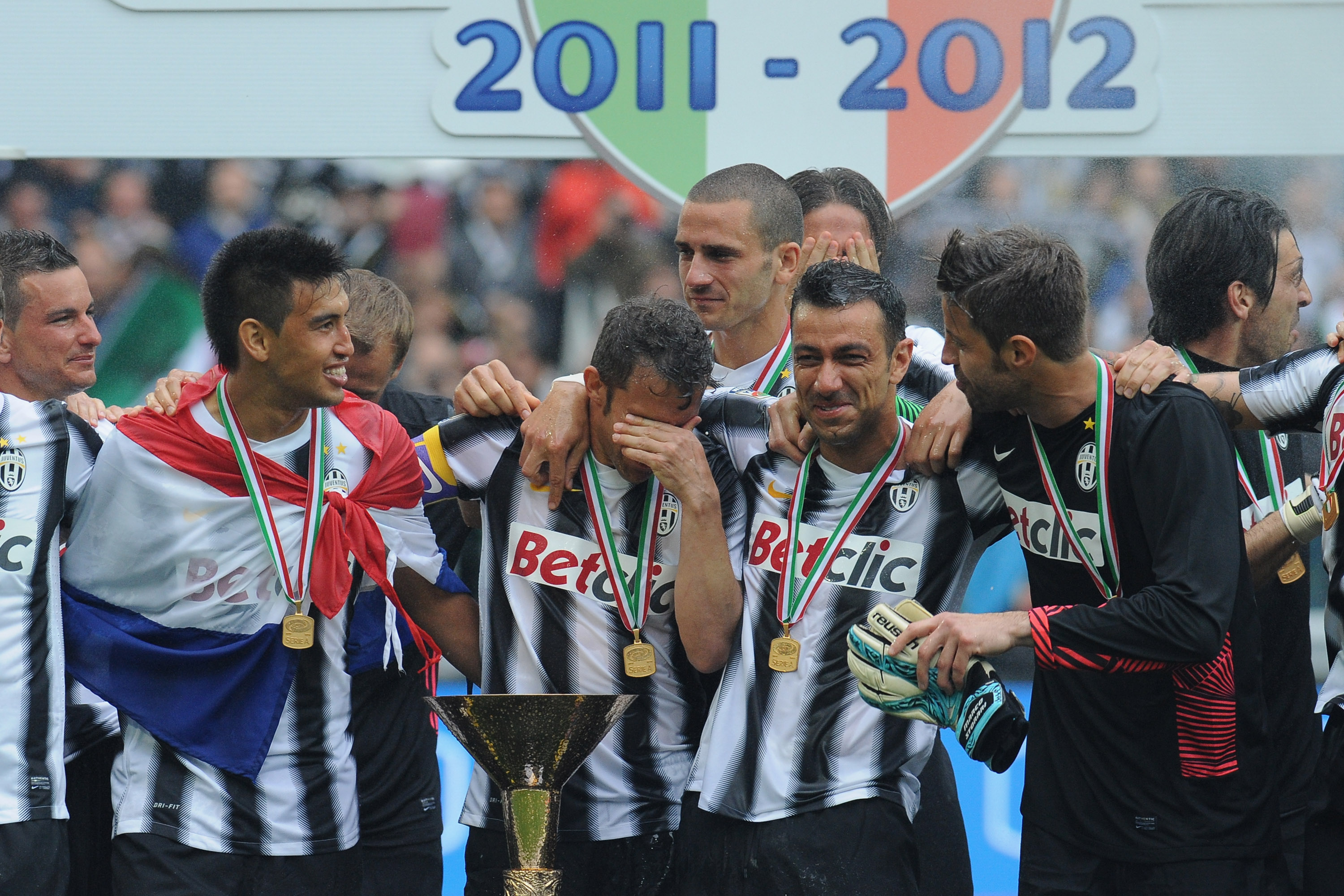 Alessandro Del Piero rördes till tårar efter sin sista match för Juventus. Alessandro Del Piero rördes till tårar efter sin sista match för Juventus.