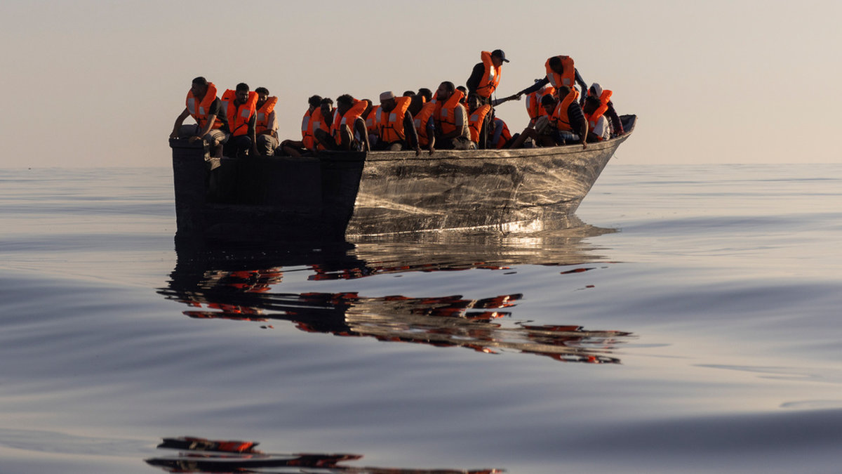 Migranter i sjönöd räddas av volontärer från organisationen SOS Mediterranée utanför italienska Lampedusa. Över 2 000 människor har hittills i år dött när de försökt ta sig över Medelhavet.
