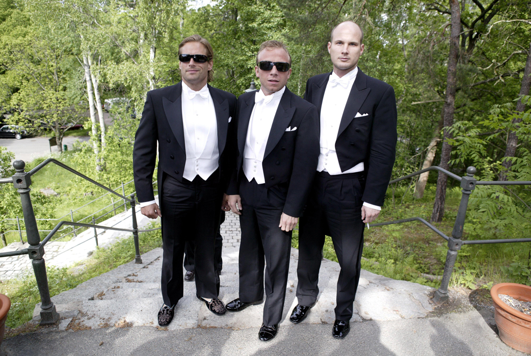 Tre män i frack och solglasögon Robert Hållstrand med vänner i frack