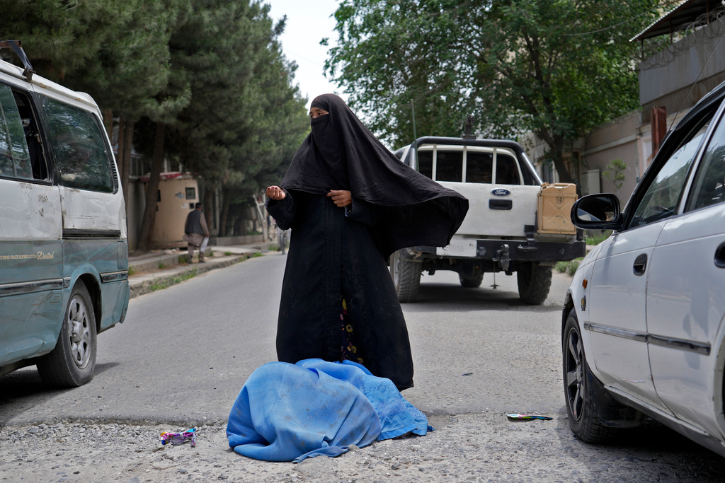 En kvinna i Afghanistans huvudstad Kabul. Arkivbild från maj.