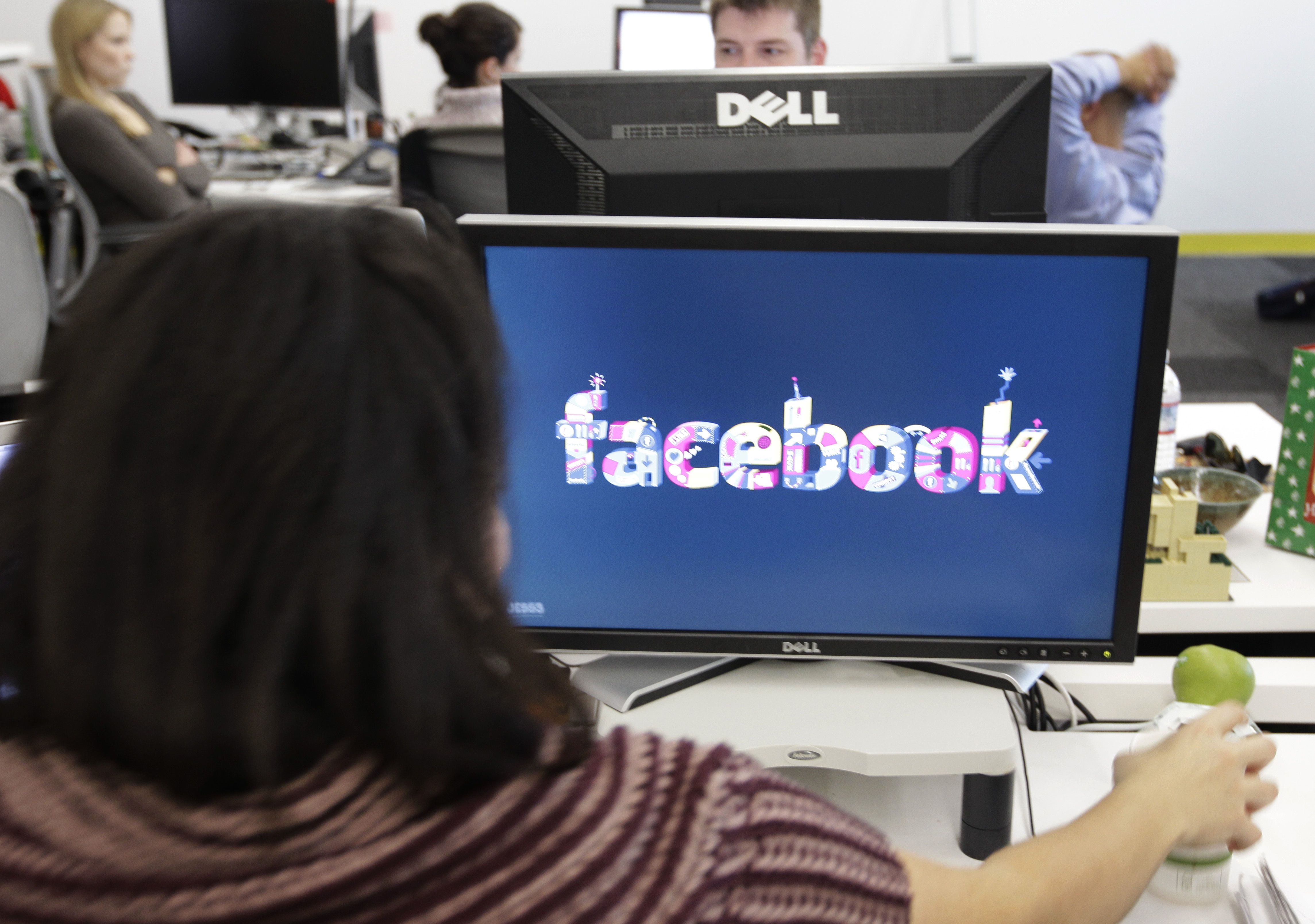 Under 2011 använde 63 procent av befolkningen Facebook. Men känner vi oss mer eller mindre ensamma av sociala medier?