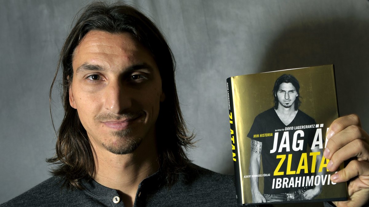 Zlatan med sin självbiografi "Jag är Zlatan".