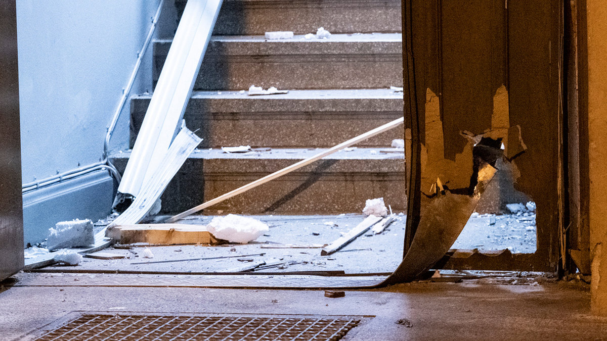 Något exploderade vid en entrédörr till ett flerfamiljshus i centrala Helsingborg tidigt på lördagsmorgonen.