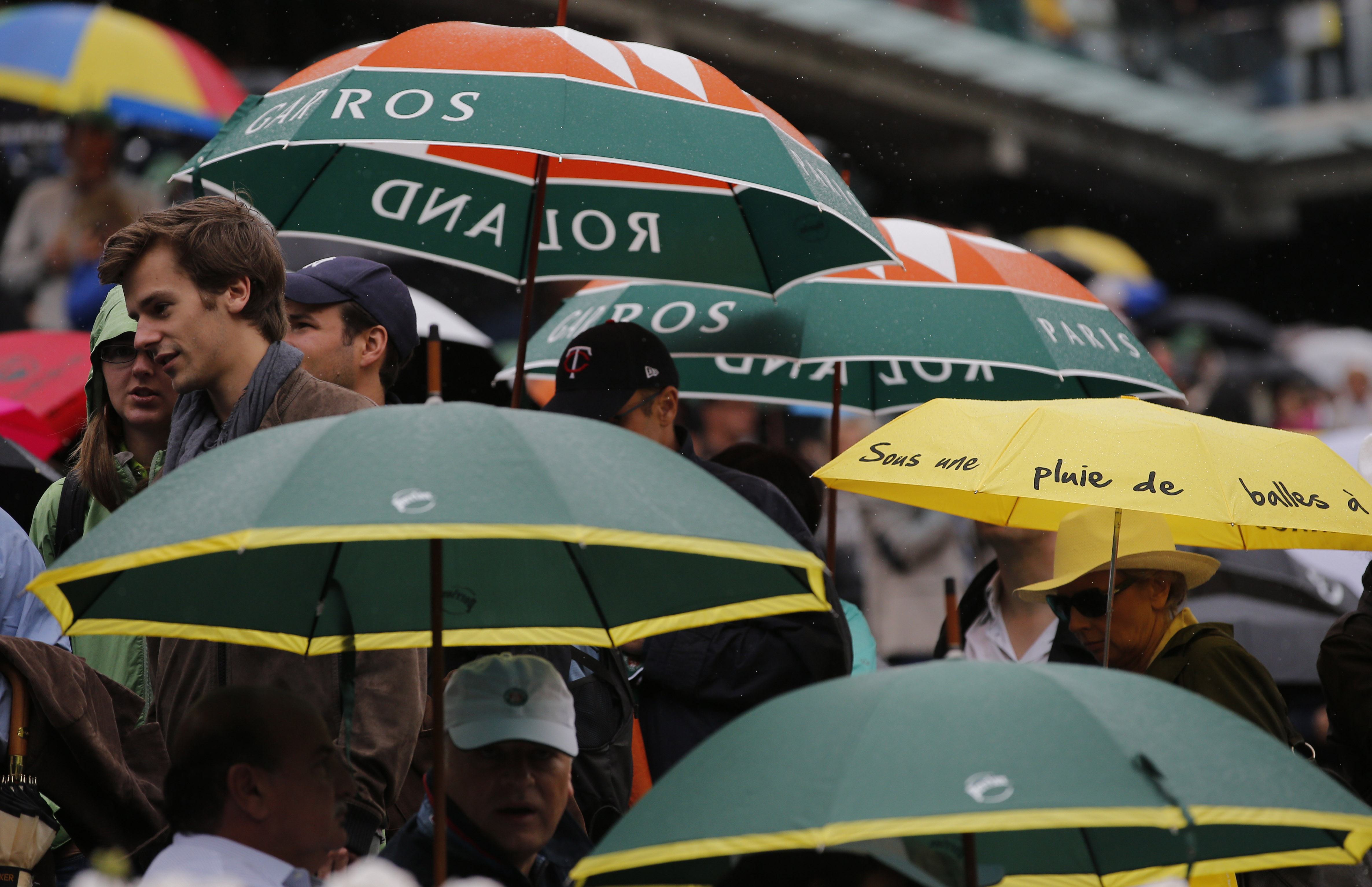 Paraplyerna haglade på Roland Garros.