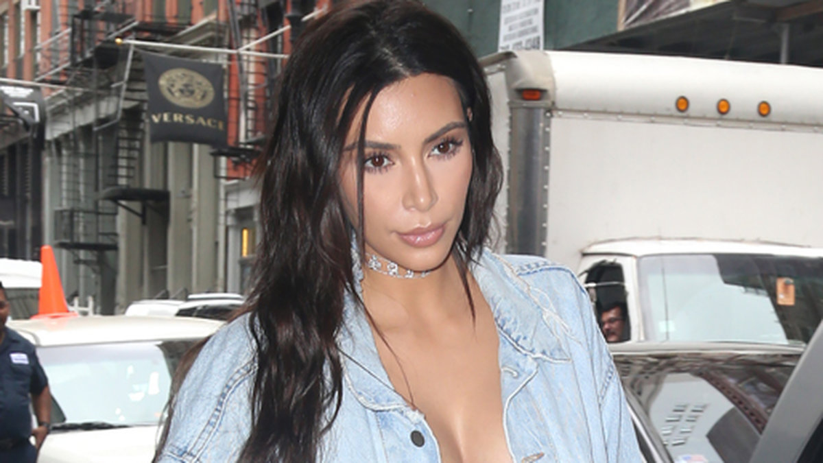 Kim Kardashian kör en ljusblå look i New York.