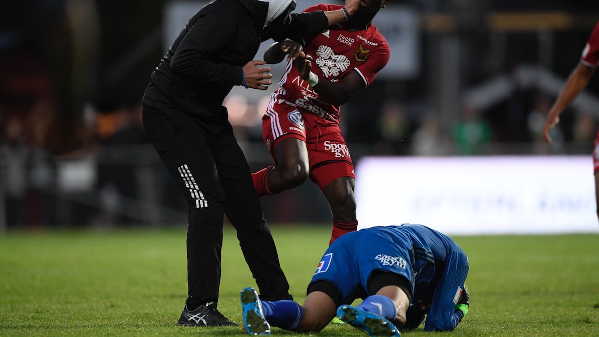 Aly Keita attackerades av en maskerad man som sprang in på arenan i matchen mellan Östersund och Jönköping.