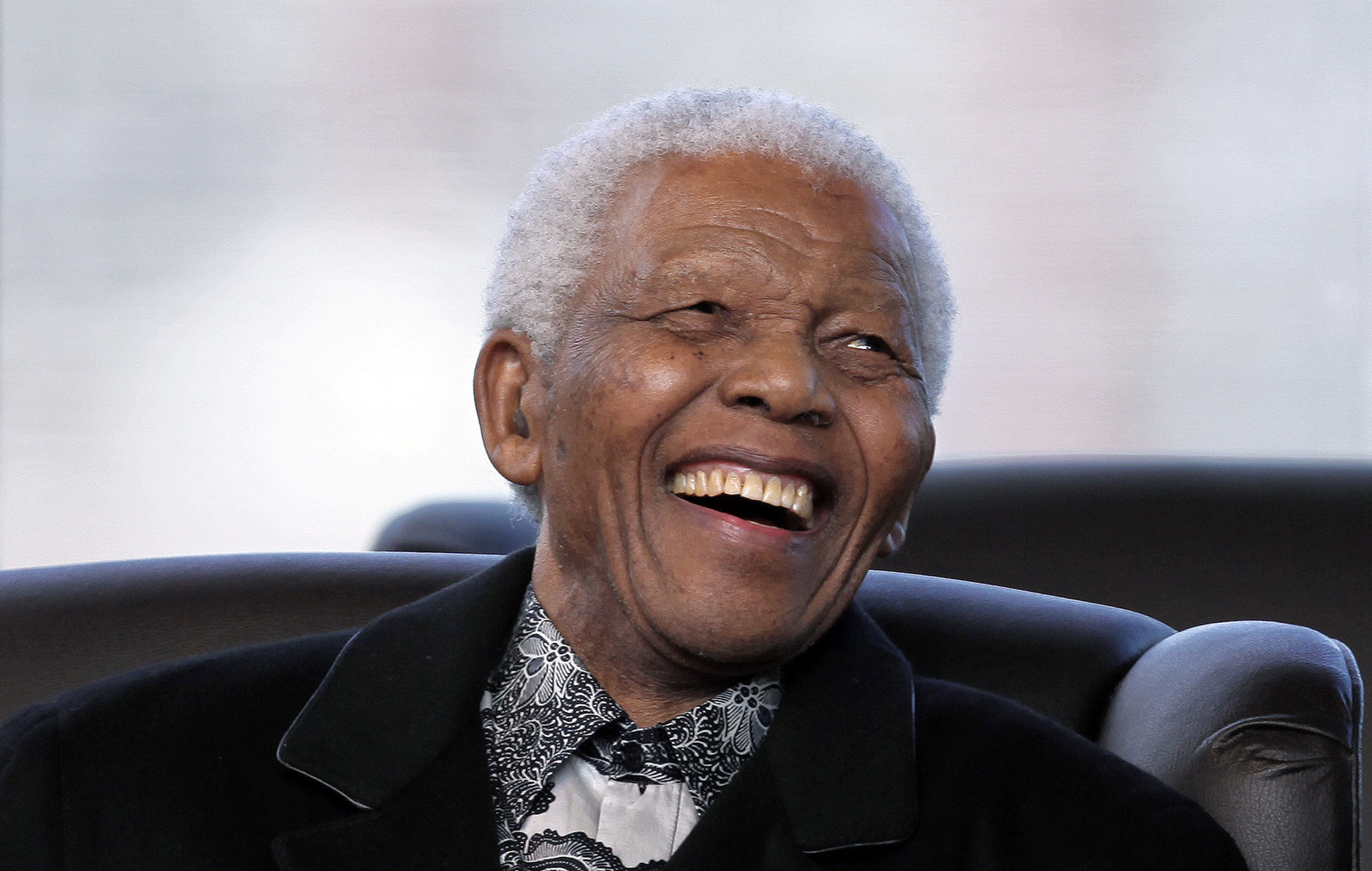 Nelson Mandela slogs för ett fritt Sydafrika utan apartheid, men fänglsades av den brittiska regimen. Efter stor internationella påtryckningar frigavs Mandela 1990. 1994 valdes han till Sydafrikas president. 