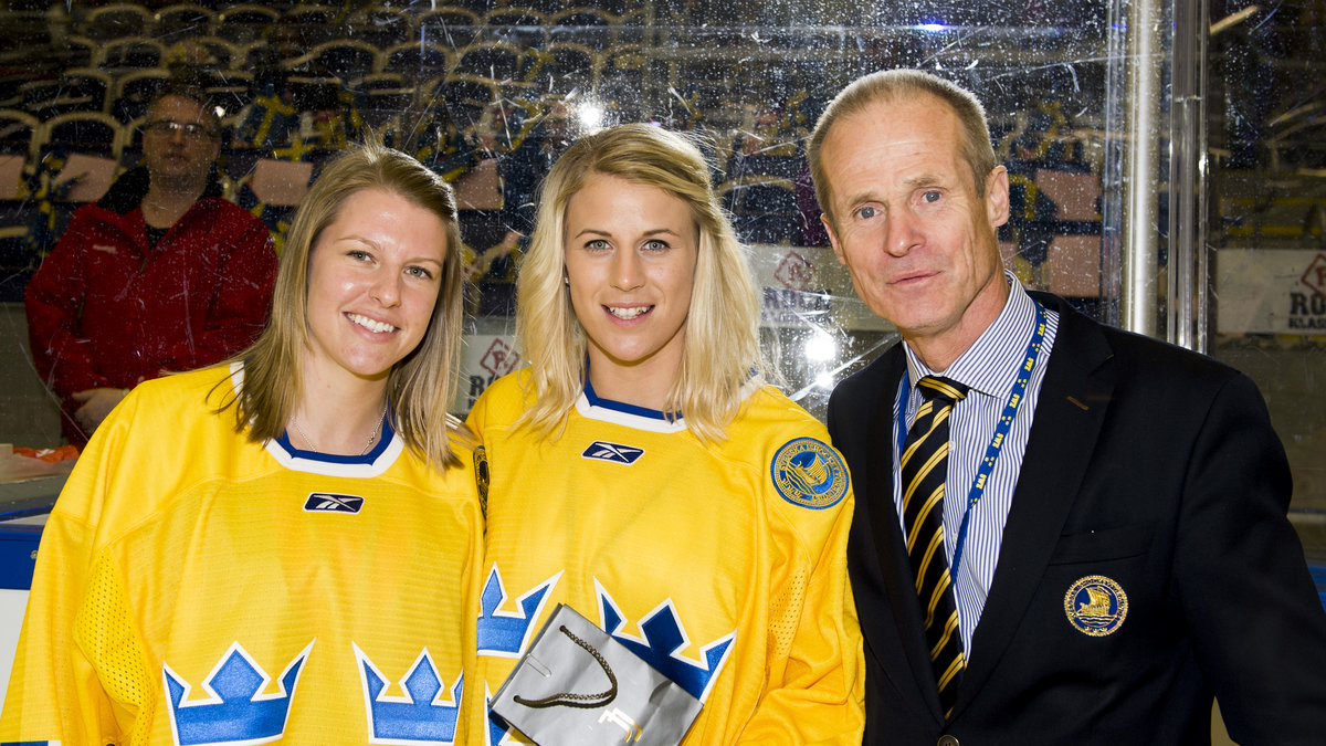 Christer Englund delade i april 2014 ut pris till Pernilla Winberg och Jenni Asserholt för deras 200 landskamper. 