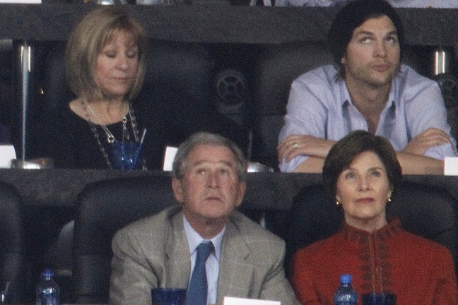 George W Bush släpade med sin frugan till finalen. George W Bush släpade med sin frugan till finalen.