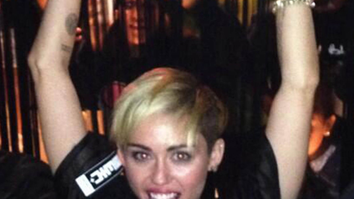 Miley Cyrus festade loss i lördags. Men när hennes nya flört sms:ade så var det dags att åka hem.